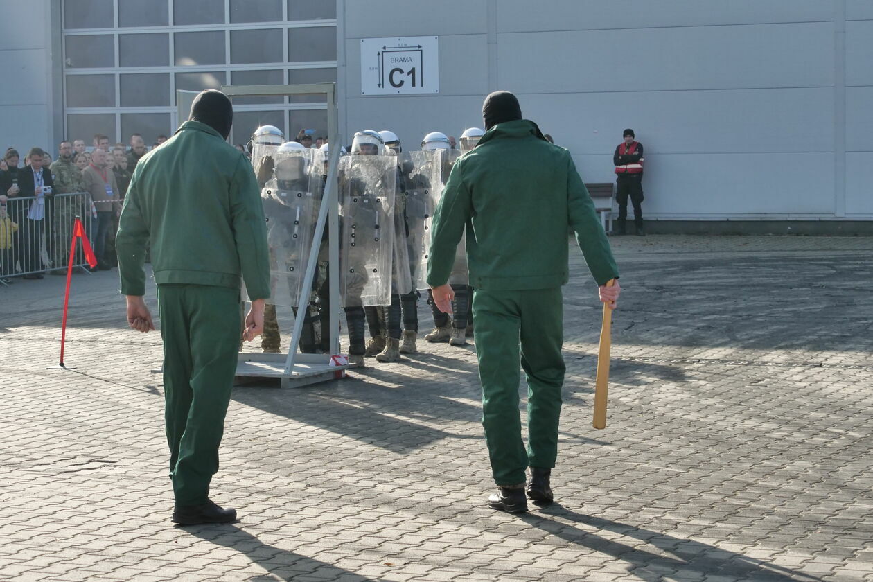  Pokaz Grupy Interwencyjnej Służby Więziennej (zdjęcie 1) - Autor: Paweł Buczkowski