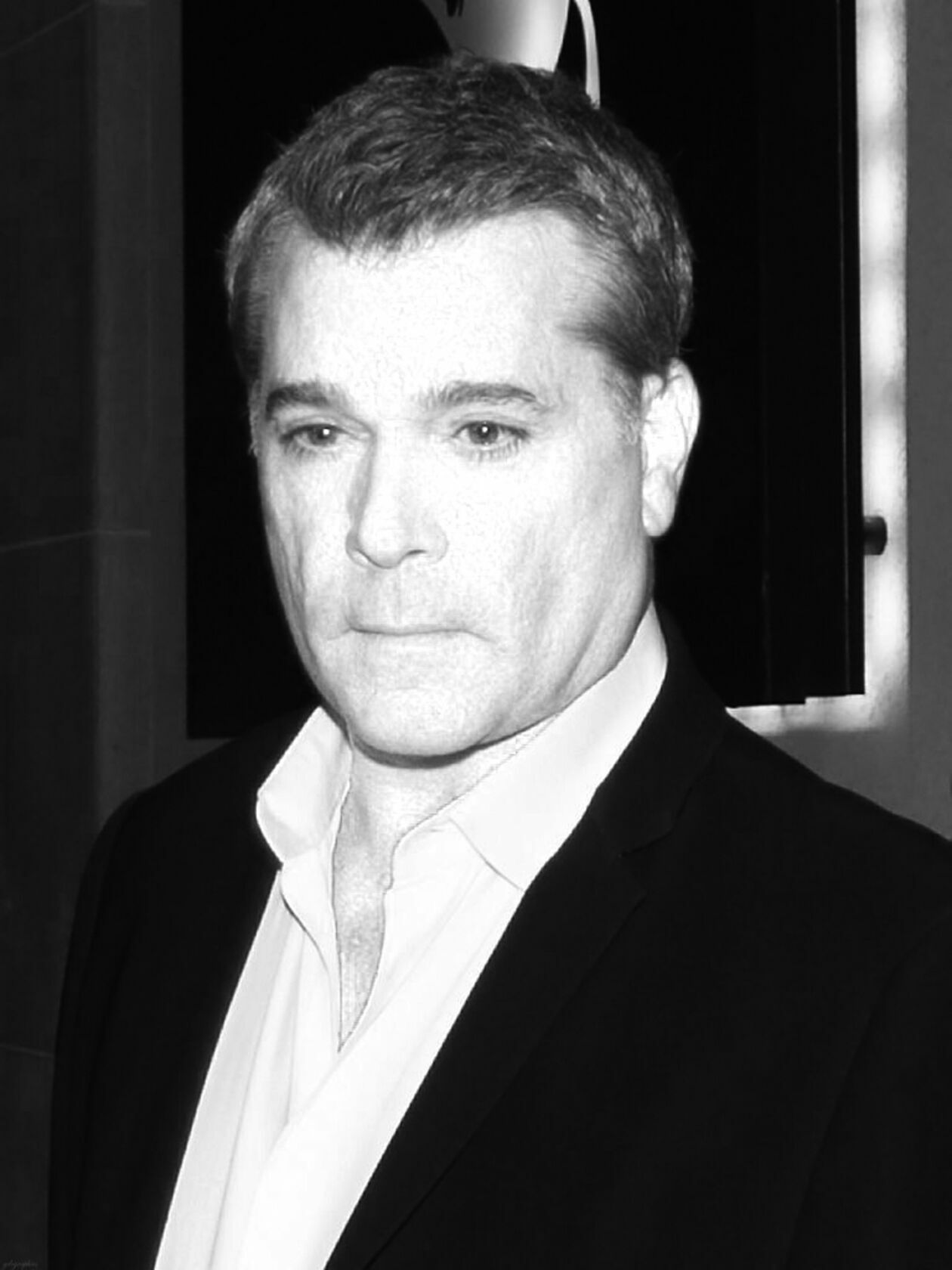  <p class="MsoNormal"><strong>Ray Liotta</strong></p>
<p class="MsoNormal">Amerykański aktor i producent filmowy.</p>
<p class="MsoNormal">W 1982 podjął pracę w supermarkecie, studiował aktorstwo na Uniwersytecie w Miami na Florydzie i występował w studenckim teatrze. Po studiach przeprowadził się do Nowego Jorku i dostał pracę jako barman na Broadwayu. Grywał w serialach i telenowelach.</p>
<p class="MsoNormal">Na dużym ekranie zadebiutował w w 1983 r. w &bdquo;Kobiecie samotnej&rdquo;. Za drugoplanową kreację byłego więźnia Raya Sinclaira w komediodramacie &bdquo;Dzika namiętność&rdquo; (1986) z Melanie Griffith otrzymał nagrodę krytyk&oacute;w w Bostonie i zdobył nominację do nagrody Złotego Globu dla najlepszego aktora drugoplanowego.</p>
<p class="MsoNormal">W &bdquo;Chłopcach z ferajny&rdquo; Martina Scorsese&rsquo;a stworzył kreację gangstera Henry&rsquo;ego Hilla. Za rolę Franka Sinatry w telewizyjnym dramacie HBO &bdquo;Ludzie rozrywki&rdquo; był nominowany do nagrody Gildii Aktor&oacute;w Ekranowych.</p>