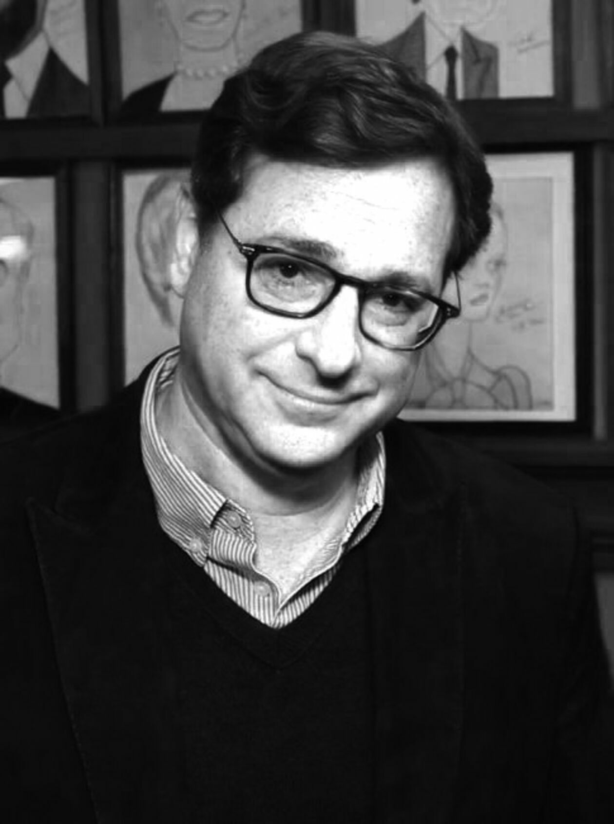  <p>&nbsp;</p>
<p class="NormalSrodtytul"><strong>Bob Saget</strong></p>
<p class="Normal">Amerykański komik, aktor i&nbsp;prezenter telewizyjny. Odtw&oacute;rca roli Danny&rsquo;ego Tannera w&nbsp;sitcomie &bdquo;Pełna chata&rdquo; i&nbsp;sequelu &bdquo;Pełniejsza chata&rdquo;.</p>
<p class="Normal"><span lang="EN-US" style="mso-ansi-language: EN-US;">Ukończył Abington Senior High School w&nbsp;Abington w&nbsp;Pensylwanii. </span>Studiował w&nbsp;szkole filmowej na Temple University. W&nbsp;1978 r. zdobył Studencką Nagrodę Akademii Filmowej za reżyserię kr&oacute;tkometrażowego filmu dokumentalnego &bdquo;Oczami Adama&rdquo;. Osiem lat p&oacute;źniej zadebiutował na scenie Fig Tree Theatre w&nbsp;Hollywood, a w&nbsp;1987 r. zaqczła grać w&nbsp;serialu stacji ABC &bdquo;Pełna chata&rdquo;.</p>
<p>&nbsp;</p>