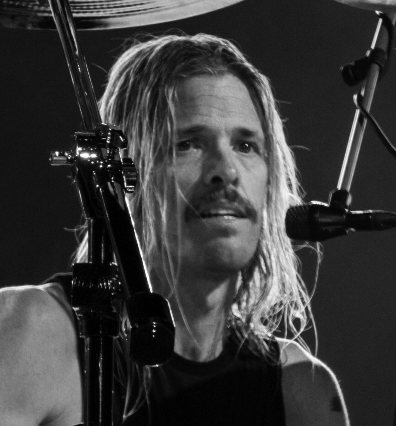  <p class="MsoNormal"><strong>Taylor Hawkins</strong></p>
<p class="MsoNormal">Amerykański muzyk, perkusista zespołu Foo Fighters. Przed dołączeniem do zespołu Foo Fighters w 1997, był gościnnym perkusistą Alanis Morissette na jej trasie koncertowej Jagged Little Pill Tour, jak r&oacute;wnież w zespole rocka progresywnego Sylvia.</p>
<p class="MsoNormal">W 2010 założył zesp&oacute;ł Taylor Hawkins &amp; the Coattal Riders; w maju tego samego roku odbył się koncert tego zespołu w Londynie; jako goście na koncercie wystąpili muzycy Queen: Brian May i Roger Taylor.</p>
<p class="MsoNormal">W 2005 uznany przez brytyjski magazyn Rhythm za najlepszego rockowego perkusistę.</p>