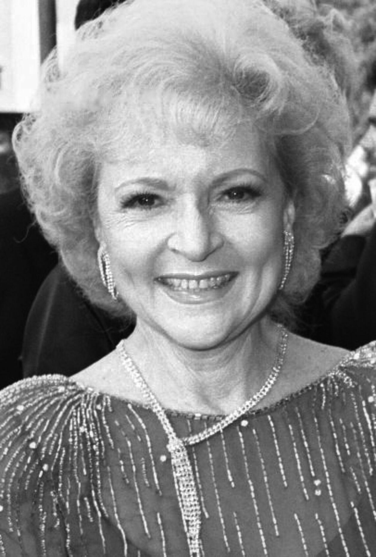  <p class="NormalSrodtytul"><span lang="EN-US" style="mso-ansi-language: EN-US;"><strong>Betty White</strong></span></p>
<p class="Normal">Amerykańska aktorka. Wystąpiła w&nbsp;115 produkcjach i&nbsp;pięciokrotnie otrzymywała nagrodę Emmy.</p>
<p class="Normal">W czasie wielkiego kryzysu rodzina White przeniosła się do Los Angeles, gdzie młoda artystka zdobyła wykształcenie w&nbsp;Beverly Hills High School, a&nbsp;także rozpoczęła karierę w&nbsp;branży rozrywkowej: w&nbsp;radiu, potem w&nbsp;telewizji, gdzie zadebiutowała w&nbsp;1939 r. w&nbsp;eksperymentalnym programie telewizyjnym.</p>
<p class="Normal">Czterokrotnie nominowana do Złotego Globa (za sitcom &bdquo;Złotka&rdquo;), a&nbsp;siedemnaście razy do Emmy. Nagrodę zdobyła pięć razy: za najlepszy gościnny występ w&nbsp;serialu komediowym (Saturday Night Live), najlepszy gościnny występ w&nbsp;serialu komediowym (The John Larroquette Show), dla najlepszej aktorki w&nbsp;serialu komediowym (&bdquo;Złotka&rdquo;) i&nbsp;dwukrotnie dla najlepszej aktorki drugoplanowej w&nbsp;serialu komediowym (&bdquo;Mary Tyler Moore&rdquo;)</p>