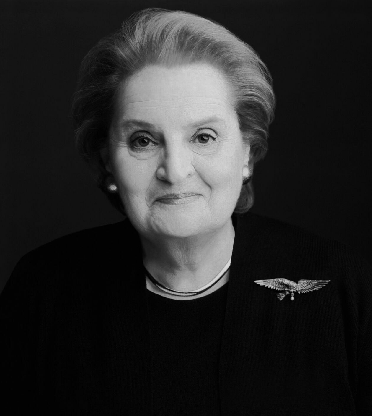  <p><strong>MARZEC&nbsp;2022</strong></p>
<p class="MsoNormal"><strong>Madeleine Albright</strong></p>
<p class="MsoNormal">Amerykańska dyplomatka i polityk, 64. sekretarz stanu Stan&oacute;w Zjednoczonych.</p>
<p class="MsoNormal">Urodziła się 15 maja 1937 roku w Pradze. Była c&oacute;rką czechosłowackiego dyplomaty Josefa Korbela i Anny Korbelovej. Pod koniec 1948 roku Korbelowie wyjechali do USA</p>
<p class="MsoNormal">Madeleine Albright w 1957 r. rozpoczęła naukę na Wellesley College, kt&oacute;rą ukończyła z wyr&oacute;żnieniem ze specjalnością w dziedzinie nauk politycznych. Następnie podjęła studia w Szkole Wyższych Studi&oacute;w Międzynarodowych na Uniwersytecie Johnsa Hopkinsa. Uzyskała ponadto certyfikat w Instytucie Rosyjskim na Uniwersytecie Columbia oraz tytuł magistra i doktora prawa publicznego i rządowego r&oacute;wnież na Uniwersytecie Columbia. Była studentką Zbigniewa Brzezińskiego, kt&oacute;ry także nadzorował jej pracę doktorską.</p>
<p class="MsoNormal">Karierę polityczną rozpoczęła w 1972 roku. Od 1978 do 1981 roku Albright była członkiem sztabu Narodowej Rady Bezpieczeństwa, gdzie jako pracowniczka Białego Domu odpowiedzialna była za politykę zagraniczną.</p>
<p class="MsoNormal">W 1993 roku została 20. ambasadorem Stan&oacute;w Zjednoczonych przy ONZ, zaś 5 grudnia 1996 roku prezydent Bill Clinton nominował ją na stanowisko sekretarza stanu.</p>