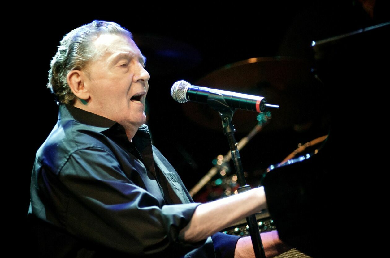  <p class="western" style="margin-bottom: 0cm;"><strong>PAŹDZIERNIK&nbsp;2022</strong></p>
<p class="western" style="margin-bottom: 0cm;"><strong>Jerry Lee Lewis</strong></p>
<p class="western" style="margin-bottom: 0cm;">Amerykański piosenkarz, autor tekst&oacute;w i pianista. Jednen z pionier&oacute;w rockabilly i rock and rolla.</p>
<p class="western" style="margin-bottom: 0cm;">Karierę rozpoczął w 1956 r., nagrywając w Sun Records cover piosenki country &bdquo;Crazy Arms&rdquo;. Wkr&oacute;tce sławę zyskał przebojami: &bdquo;Whole Lotta Shakin&rsquo; Going On&rdquo;, &bdquo;Great Balls of fire&rdquo;, &bdquo;Breathless&rdquo; i &bdquo;High School Confidential&rdquo;. W drugiej połowie lat 60. zwr&oacute;cił się w kierunku muzyki country i wylansował przeboje, takie jak: &bdquo;Another Place, Another Time&rdquo; czy &bdquo;To Make Love Sweeter for You&rdquo;. Jego album &bdquo;All Killer, No Filler: The Anthology&rdquo; został umieszczony na 242. miejscu listy 500 album&oacute;w wszech czas&oacute;w dwutygodnika &bdquo;Rolling Stone&rdquo;.</p>
<p class="western" style="margin-bottom: 0cm;">W 1986 został wprowadzony do Rock and Roll Hall of Fame.</p>