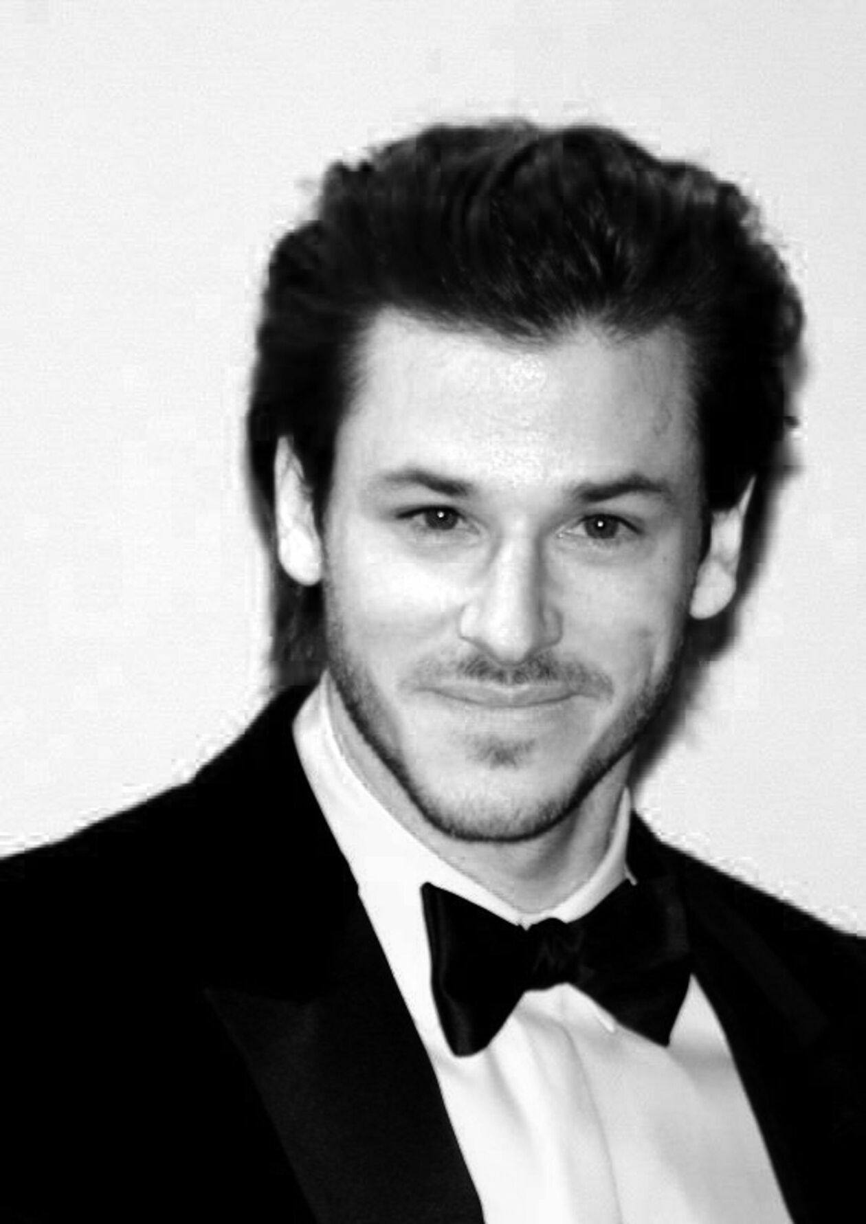  <p class="NormalSrodtytul"><strong>Gaspard Ulliel</strong></p>
<p class="Normal">Francuski aktor, dwukrotny laureat C&eacute;sara: dla najbardziej obiecującego aktora za rolę w&nbsp;filmie &bdquo;Bardzo długie zaręczyny&rdquo; (2004) i&nbsp;najlepszego aktora za rolę w&nbsp;filmie &bdquo;To tylko koniec świata&rdquo; (2016).</p>
<p class="Normal">Urodził się w&nbsp;Boulogne-Billancourt. Uczęszczał do szkoły językowej. Gdy miał 11 lat, znajomi jego rodzic&oacute;w otworzyli agencję dla młodych aktor&oacute;w, kt&oacute;rej był kandydatem. Szybko dostał angaż do kilku francuskich seriali. W&nbsp;1997 pojawił się w&nbsp;filmie telewizyjnym &bdquo;Mission protection rapproch&eacute;e&rdquo;. Za rolę Lo&iuml;ca w&nbsp;komedii &bdquo;Letni zawr&oacute;t głowy&rdquo; (2003) z&nbsp;Charlotte Rampling i&nbsp;Jakiem Dutronc oraz za postać Yvana w&nbsp;melodramacie &bdquo;Zabłąkani&rdquo; (2003) u&nbsp;boku Emmanuelle B&eacute;art zdobył nominacje do nagrody C&eacute;sara w&nbsp;kategorii Najbardziej Obiecującego Aktora.</p>
<p class="Normal">Zagrał także Hannibala Lectera w&nbsp;&bdquo;Hannibal: Po drugiej stronie maski&rdquo;, prequelu filmu &bdquo;Milczenie owiec&rdquo;.</p>
<p class="Normal">Zmarł 19 stycznia w&nbsp;wieku 37 lat na skutek wypadku narciarskiego w&nbsp;ośrodku La Tronche na zboczach Alp Sabaudzkich.</p>