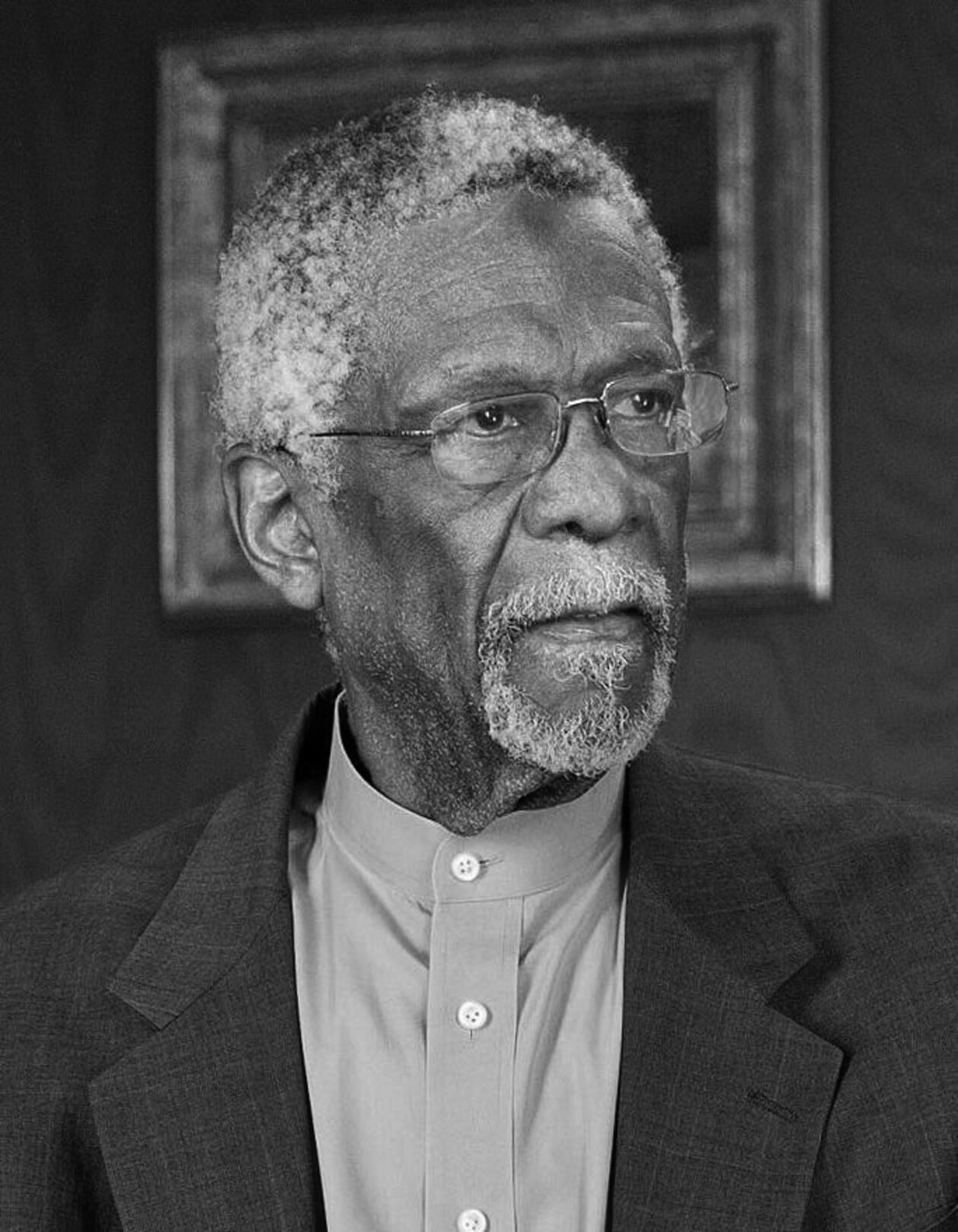  <p class="MsoNormal"><strong>Bill Russell</strong></p>
<p class="MsoNormal">Amerykański koszykarz i pierwszy czarnosk&oacute;ry trener w NBA, jedenastokrotny mistrz NBA z drużyną Boston Celtics (w tym dwukrotnie jako grający trener). Mistrz olimpijski w koszyk&oacute;wce mężczyzn z Melbourne w 1956.</p>
<p class="MsoNormal">Ukończył University of San Francisco, gdzie dwukrotnie zdobył mistrzostwo NCAA. W 1956 został wybrany w drafcie przez St. Louis Hawks, ale grał od początku w Celtics, zdobywając z tą drużyną jedenastokrotnie tytuł Mistrza NBA.</p>
<p class="MsoNormal">Pięciokrotnie został ogłoszony MVP sezonu, dwunastokrotnie grał w Meczu Gwiazd.</p>
<p class="MsoNormal">Pierwszy koszykarz NBA, kt&oacute;ry przekroczył średnią liczbę 20 zbi&oacute;rek w sezonie. Jego rekord wynosi 51 (drugi wynik w historii).</p>
<p class="MsoNormal">W 1966 r. został pierwszym w historii amerykańskich lig zawodowych czarnosk&oacute;rym trenerem. W W 1975 uhonorowany członkostwem w Basketball Hall of Fame. Wybierany do wszystkich ogłoszonych Anniversary Teams: drużyny 25-lecia, drużyny 35-lecia, 50. najwybitniejszych graczy wszech czas&oacute;w oraz drużyny 75-lecia.</p>
<p class="MsoNormal">Od 2009 roku jego imieniem nazywana jest nagroda MVP Finał&oacute;w NBA.</p>