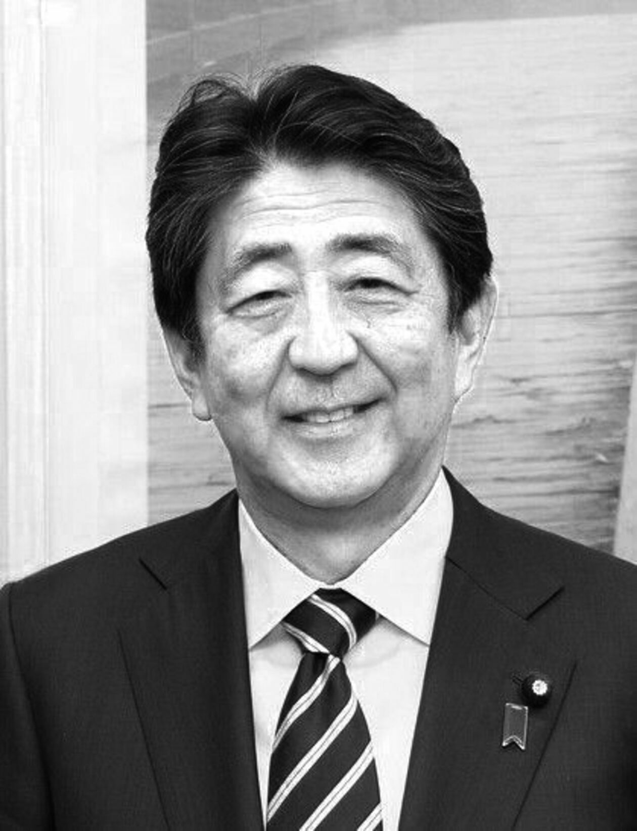  <p class="MsoNormal"><strong>LIPIEC&nbsp;2022</strong></p>
<p class="MsoNormal"><strong>Shinzō Abe</strong></p>
<p class="MsoNormal">Japoński polityk, premier Japonii w latach 2006-2007 i 2012-2020. Przewodniczący Partii Liberalno-Demokratycznej w latach 2012-2020.</p>
<p class="MsoNormal">Był synem byłego ministra spraw zagranicznych Shintarō Abego i wnukiem premiera w latach 1957-60, Nobusuke Kishiego. Ukończył nauki polityczne na Uniwersytecie Seikei. W 1982 został sekretarzem swojego ojca. W latach 2005-06 był szefem gabinetu premiera. We wrześniu 2006 został po raz pierwszy premierem.</p>
<p class="MsoNormal">We wrześniu 2012 został wybrany przewodniczącym Partii Liberalno-Demokratycznej, a po przedterminowych wyborach w grudniu ponownie został premierem.</p>
<p class="MsoNormal">8 lipca 2022, podczas przem&oacute;wienia na wiecu wyborczym w Narze (sam nie kandydował), został postrzelony przez zamachowca i zmarł w wyniku odniesionych obrażeń.</p>