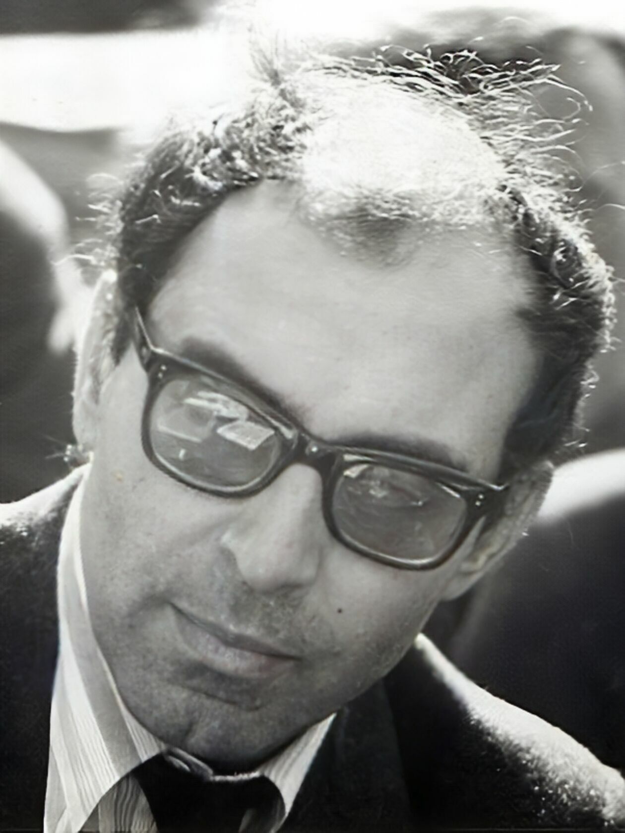  <p class="western" style="margin-bottom: 0cm;"><strong>Jean-Luc Godard</strong></p>
<p class="western" style="margin-bottom: 0cm;">Francuski reżyser, scenarzysta, operator, montażysta, producent i krytyk filmowy. Jest często utożsamiany z grupą filmowc&oacute;w określanych jako przedstawicieli francuskiej Nowej Fali.</p>
<p class="western" style="margin-bottom: 0cm;">W 2002 roku w plebiscycie magazynu filmowego &bdquo;Sight &amp; Sound&rdquo; krytycy umieścili Godarda na trzecim miejscu w rankingu dziesięciu reżyser&oacute;w wszech czas&oacute;w.</p>
<p class="western" style="margin-bottom: 0cm;">W sierpniu 2010 Amerykańska Akademia Sztuki i Wiedzy Filmowej ogłosiła go laureatem Oscara za całokształt tw&oacute;rczości. Zdobył dwie Złote Palmy (i osiem nominacji).</p>