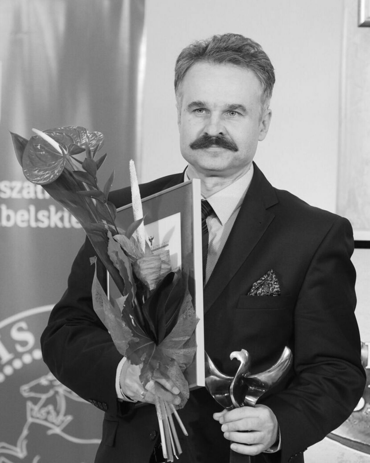  <p class="MsoNormal"><strong>Waldemar Paruch </strong></p>
<p class="MsoNormal">Politolog, nauczyciel akademicki oraz polityk, profesor nauk społecznych, profesor Uniwersytetu Marii Curie Skłodowskiej w Lublinie, szef Centrum Analiz Strategicznych.</p>
<p class="MsoNormal">Waldemar Paruch urodził się w 1964 roku. Zawodowo związany był z UMCS, w swojej pracy badawczej zajmował się gł&oacute;wnie okresem międzywojennym. Habilitował się w 2005 roku w oparciu o pracę zatytułowaną &bdquo;Myśl polityczna obozu piłsudczykowskiego 1926-1939&rdquo;.</p>
<p class="MsoNormal">Pr&oacute;bował swoich sił w polityce. Między innymi bezskutecznie kandydował z list PiS w wyborach do Parlamentu Europejskiego. Był też jednym z czołowych strateg&oacute;w kampanii wyborczych Prawa i Sprawiedliwości. Wielokrotnie występował w mediach jako komentator życia politycznego.</p>
<p class="MsoNormal">Odznaczony Krzyżem Komandorskim z Gwiazdą Orderu Odrodzenia Polski.</p>