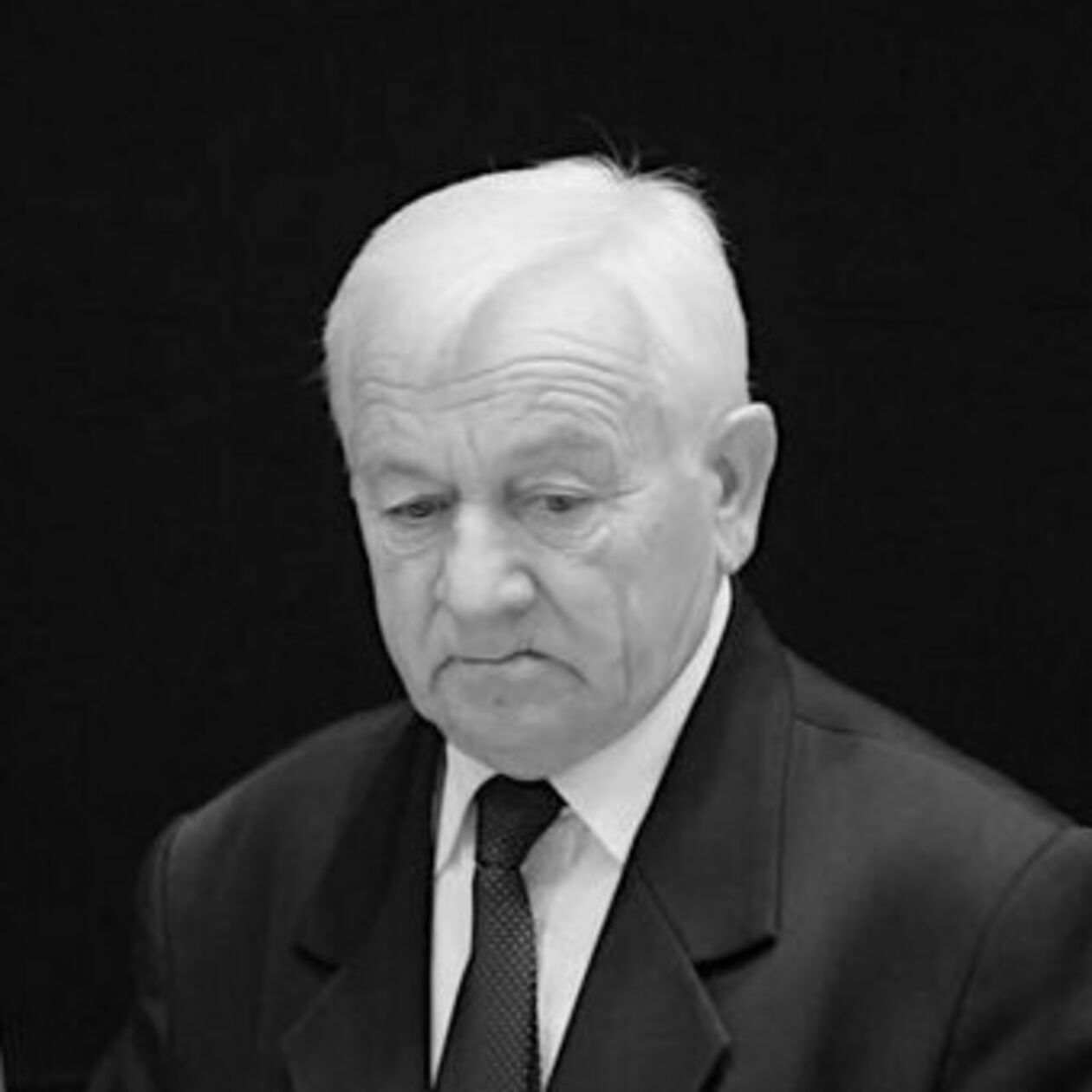  <p class="MsoNormal"><strong>Zdzisław Podkański</strong></p>
<p class="MsoNormal">Wieloletni prezes lubelskiego PSL, były minister kultury i europoseł. Był wiceprzewodniczącym sejmiku wojew&oacute;dztwa lubelskiego.</p>
<p class="MsoNormal">W 1970 wstąpił do Zjednoczonego Stronnictwa Ludowego. W 1991 został prezesem zarządu wojew&oacute;dzkiego Polskiego Stronnictwa Ludowego w Lublinie. Zasiadał w radzie naczelnej partii. W marcu 2004 został wiceprezesem PSL. W latach 1993-2004 sprawował mandat poselski w Sejmie. Od 1994 do 1996 był podsekretarzem stanu w Ministerstwie Kultury i Sztuki. W rządzie Włodzimierza Cimoszewicza (1996-1997) pełnił funkcję ministra w tym resorcie. W 2004 został wybrany do Parlamentu Europejskiego w okręgu obejmującym wojew&oacute;dztwo lubelskie.</p>
<p>&nbsp;</p>
<p class="MsoNormal">W lutym 2006, za złamanie statutu (przejście do frakcji UEN bez zgody władz partii), został wykluczony z PSL. Stanął na czele nowego ugrupowania Polskie Stronnictwo Ludowe &bdquo;Piast&rdquo;/Stronnictwo &bdquo;Piast&rdquo;. W 2018 został wybrany z listy PiS na radnego wojew&oacute;dztwa kolejnej kadencji, zostając wiceprzewodniczącym sejmiku.&nbsp;</p>