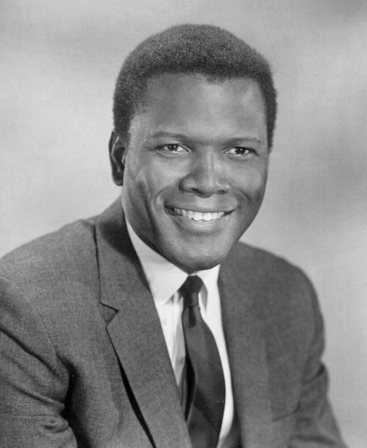  <p class="NormalSrodtytul"><strong>Sidney Poitier</strong></p>
<p class="Normal">Amerykański aktor i&nbsp;reżyser filmowy, dyplomata, pierwszy czarnosk&oacute;ry laureat Oscara dla najlepszego aktora pierwszoplanowego.</p>
<p class="Normal">Jego rodzice pochodzili z&nbsp;Baham&oacute;w, jednak Sidney urodził się w&nbsp;1927 r. podczas ich pobytu w&nbsp;USA. Pierwsze aktorskie kroki stawiał na deskach afroamerykańskich teatr&oacute;w Nowego Jorku. W&nbsp;filmie debiutował na początku lat 50. u&nbsp;Josepha Mankiewicza w&nbsp;&bdquo;No Way Out&rdquo;. Szybko zdobył sobie uznanie i w&nbsp;połowie dekady zagrał pierwsze ważne role w&nbsp;swej karierze: &bdquo;Szkolna dżungla&rdquo; i&nbsp;&bdquo;Ucieczka w&nbsp;kajdanach&rdquo;, za kt&oacute;rą otrzymał pierwszą nominację do Oscara.</p>
<p class="Normal">Statuetkę za pierwszoplanową rolę zdobył w&nbsp;1964 r. za film &bdquo;Polne lilie&rdquo;. Do hitori przeszły też jego role w&nbsp;filmach &bdquo;W upalną noc&rdquo; czy &bdquo;Zgadnij, kto przyjdzie na obiad&rdquo;.</p>
<p class="Normal">W latach 1997-2007 pełnił funkcję ambasadora Baham&oacute;w w&nbsp;Japonii. Od 2002 do 2007 był jednocześnie ambasadorem Baham&oacute;w przy UNESCO. W&nbsp;2002 odebrał Honorowego Oscara za całokształt dokonań artystycznych, a w&nbsp;2009 r. prezydent Barack Obama nagrodził go Prezydenckim Medalem Wolności.</p>