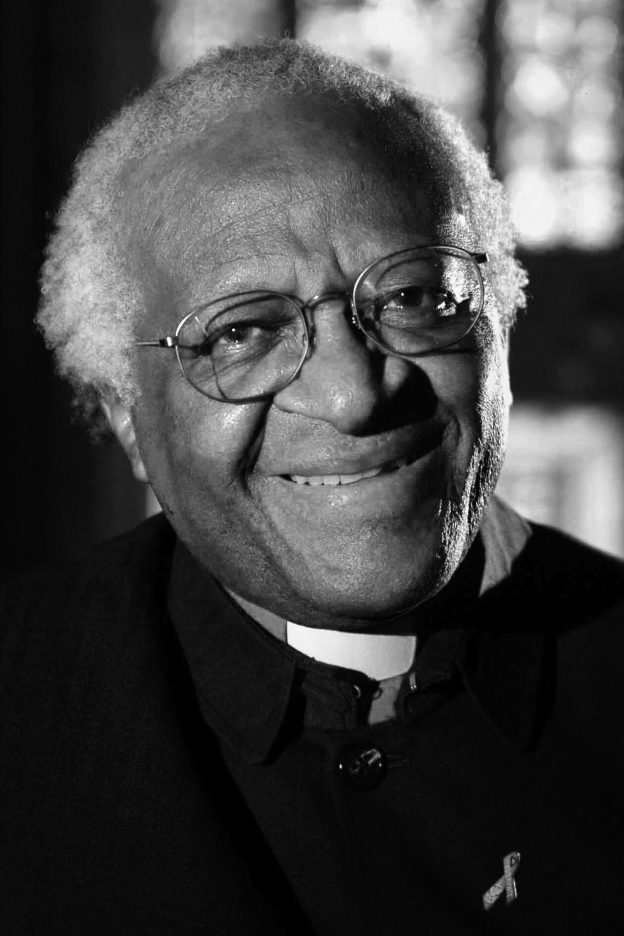  <p class="NormalSrodtytul"><strong>Desmond Tutu</strong></p>
<p class="Normal">Południowoafrykański biskup anglikański i&nbsp;laureatem Pokojowej Nagrody Nobla. W&nbsp;1960 przyjął święcenia kapłańskie w&nbsp;Kościele anglikańskim. Ukończył studia teologiczne na Uniwersytecie Londyńskim. Był biskupem Lesotho i&nbsp;Johannesburga. W&nbsp;połowie lat 70. zaangażował się w&nbsp;działania przeciwko segregacji rasowej w&nbsp;RPA: przeforsował wprowadzenie do konstytucji RPA zakazu dyskryminacji. Działacz na rzecz r&oacute;wnouprawnienia os&oacute;b homoseksualnych. Działacz na rzecz praw człowieka i&nbsp;czołowy przedstawiciel ruchu prewencji HIV/AIDS w&nbsp;Afryce.</p>
<p class="Normal">W 1984 r. otrzymał Pokojową Nagrodę Nobla</p>