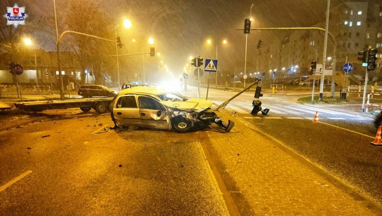  Wypadek na Lubelskiej w Puławach (zdjęcie 2) - Autor: Policja