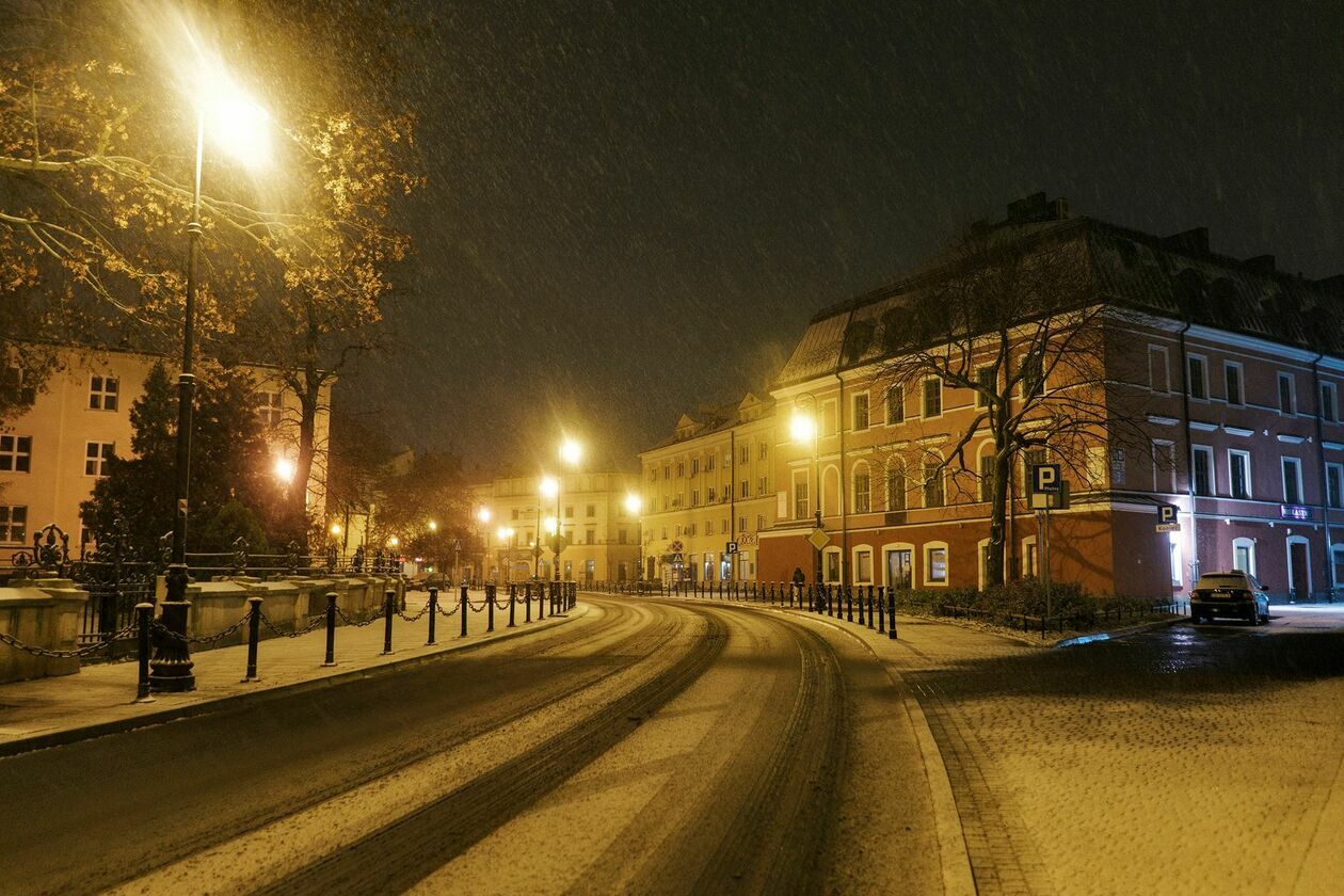  Lublin nocą podczas opadów śniegu (zdjęcie 5) - Autor: Michał Siudziński