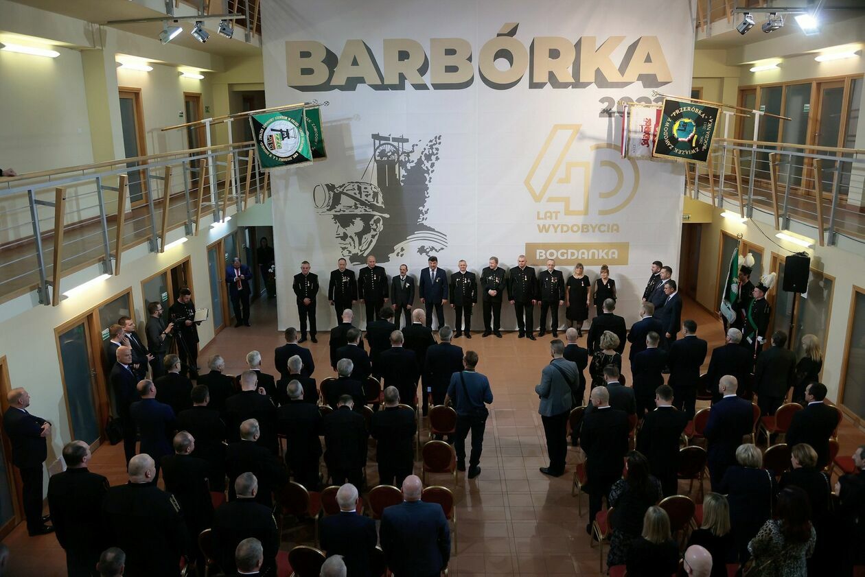 <p>Za długoletnią służbę z okazji Barb&oacute;rki uhonorowano w sobotę ponad 200 byłych i obecnych pracownik&oacute;w Bogdanki</p>