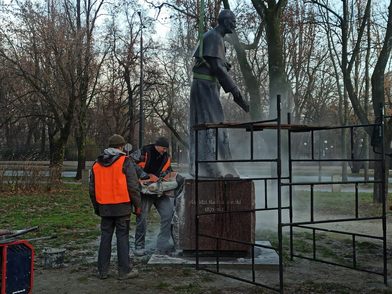  Przenosiny pomnika ks. Idziego Radziszewskiego (zdjęcie 3) - Autor: Tomasz Maciuszczak
