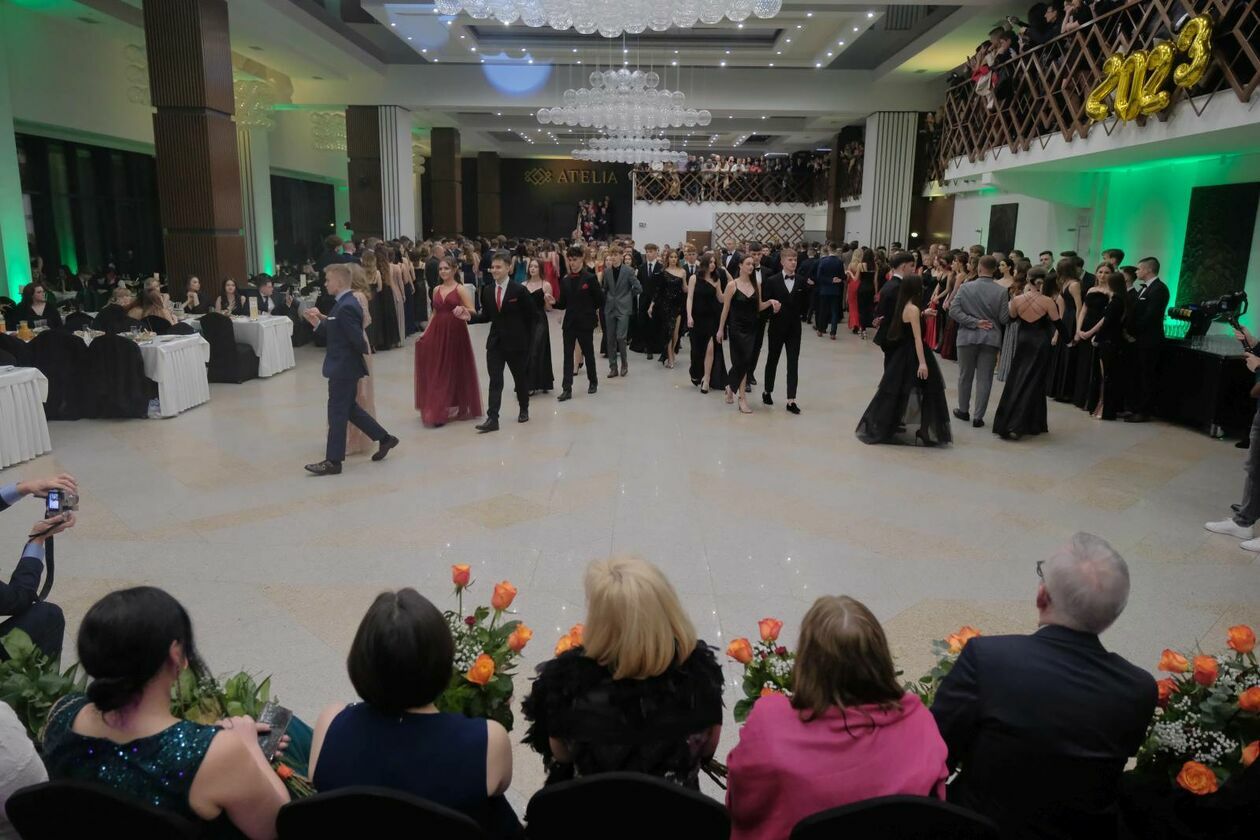  Studniówka maturzystów Zespołu Szkół nr 5 im Jana Pawła II w hotelu Luxor Atelia (zdjęcie 51) - Autor: DW