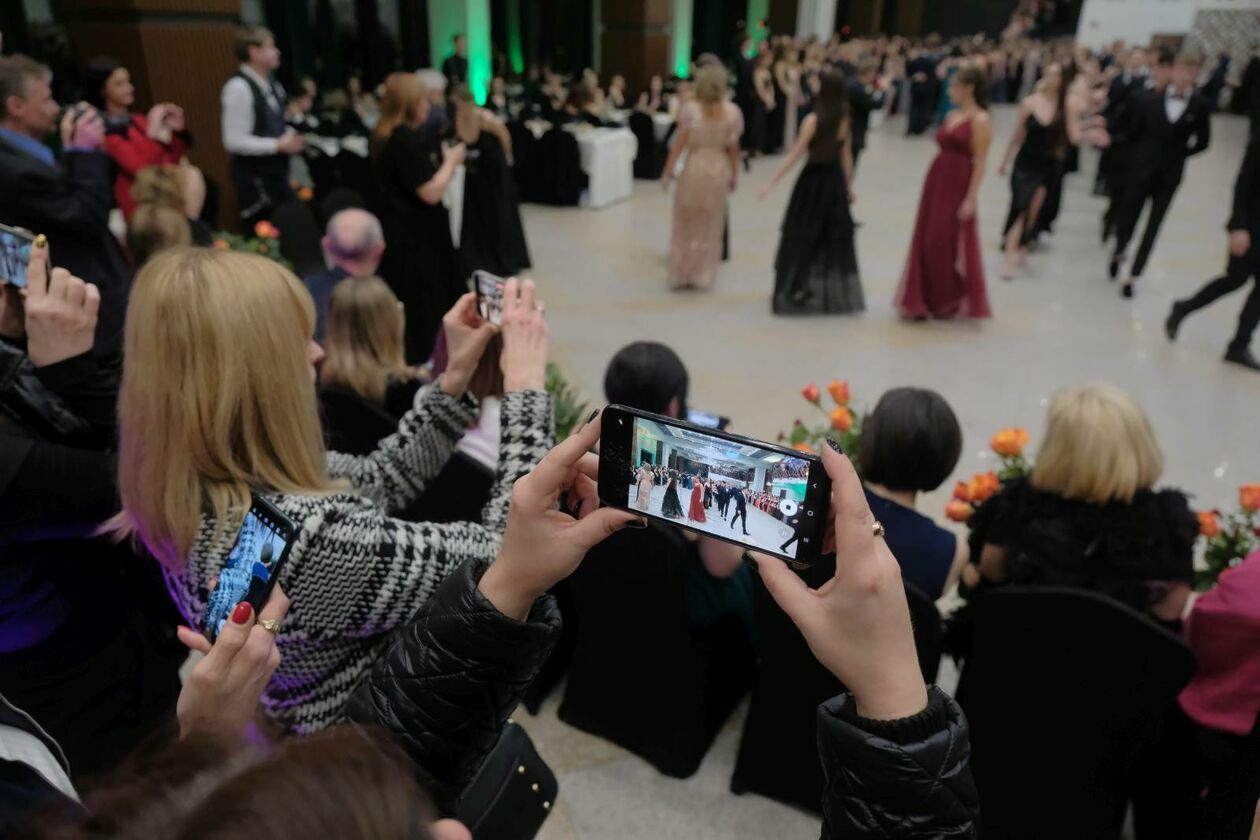  Studniówka maturzystów Zespołu Szkół nr 5 im Jana Pawła II w hotelu Luxor Atelia (zdjęcie 43) - Autor: DW