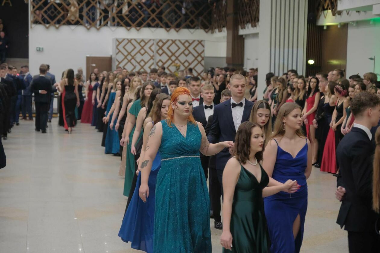  Studniówka maturzystów Zespołu Szkół nr 5 im Jana Pawła II w hotelu Luxor Atelia (zdjęcie 48) - Autor: DW