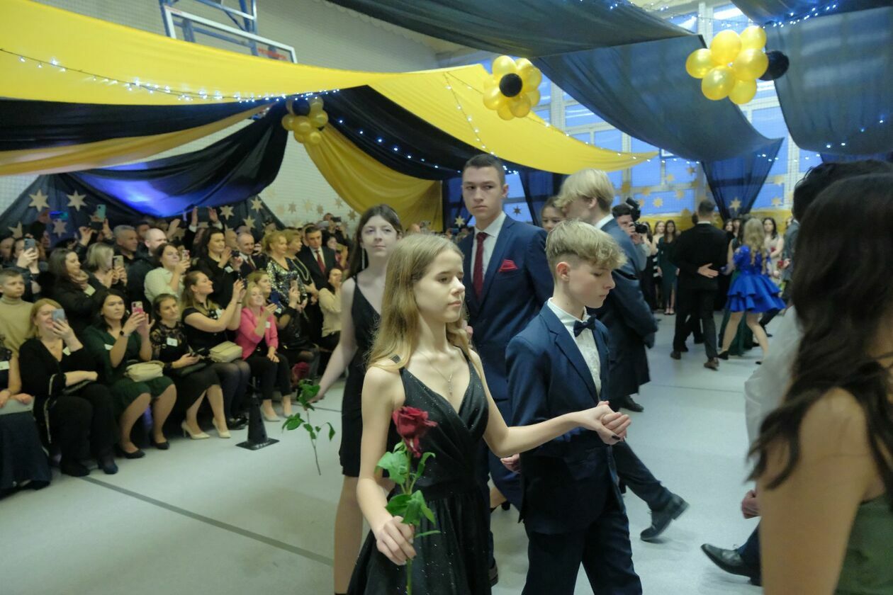  Bal 8-klasistów w Szkole Podstawowej nr 30 w Lublinie (zdjęcie 24) - Autor: DW