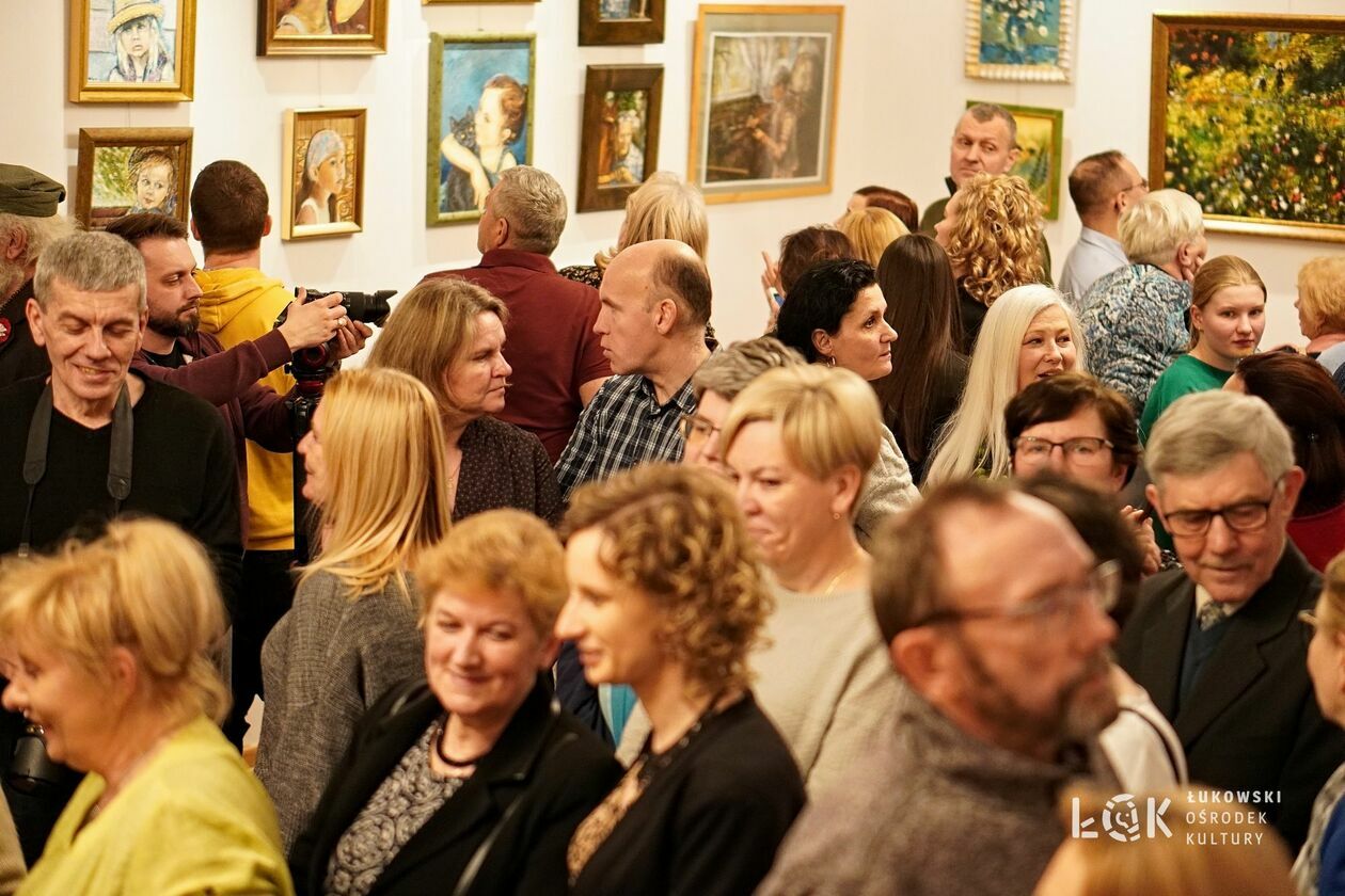  Tłumy na wernisażu w Łukowskim Ośrodku Kultury (zdjęcie 1) - Autor:  ŁOK