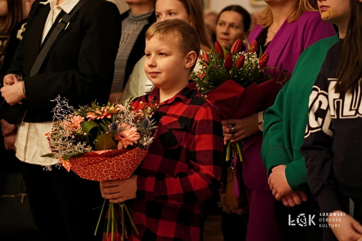  Tłumy na wernisażu w Łukowskim Ośrodku Kultury (zdjęcie 9) - Autor:  ŁOK