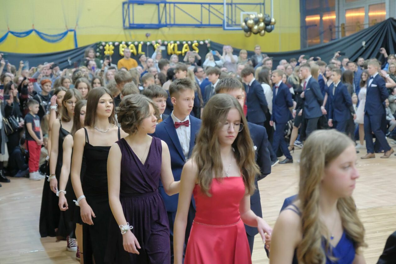  Bal 8-klasistów w Szkole Podstawowej nr 16 w Lublinie (zdjęcie 131) - Autor: DW