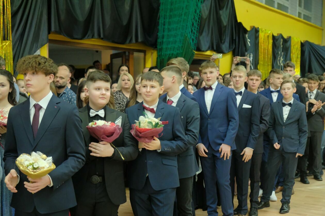  Bal 8-klasistów w Szkole Podstawowej nr 16 w Lublinie (zdjęcie 27) - Autor: DW