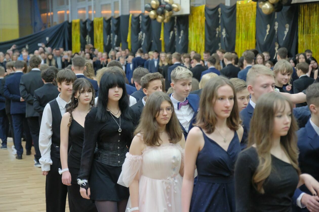  Bal 8-klasistów w Szkole Podstawowej nr 16 w Lublinie (zdjęcie 99) - Autor: DW