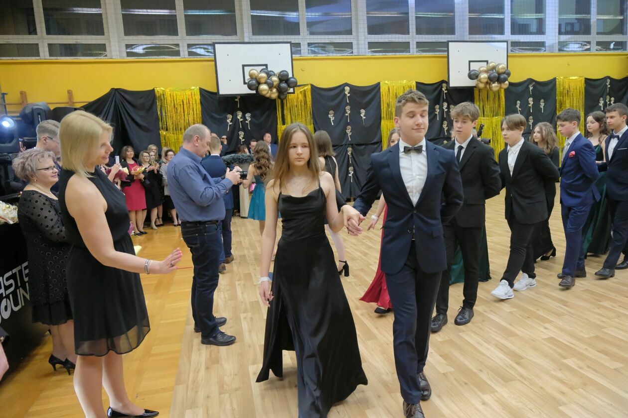 Bal 8-klasistów w Szkole Podstawowej nr 16 w Lublinie (zdjęcie 57) - Autor: DW