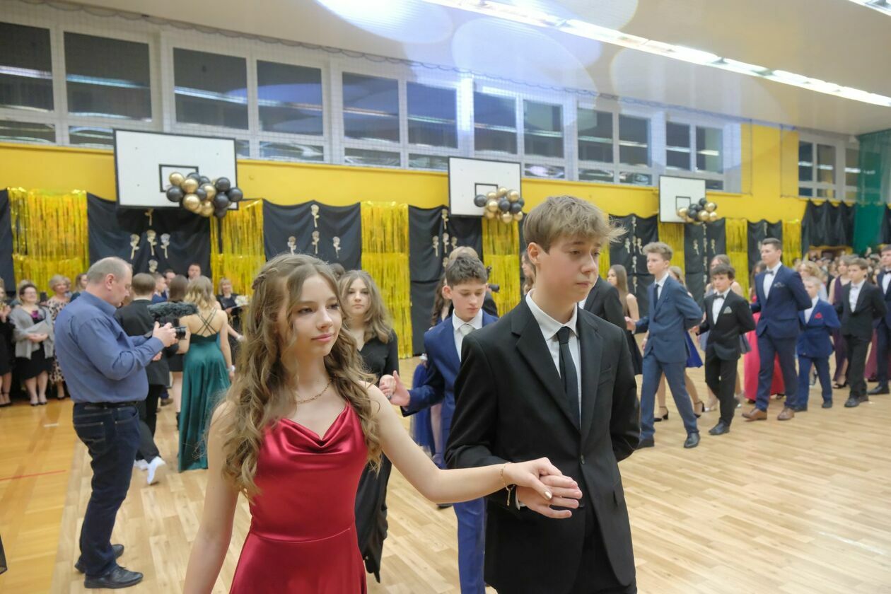  Bal 8-klasistów w Szkole Podstawowej nr 16 w Lublinie (zdjęcie 59) - Autor: DW