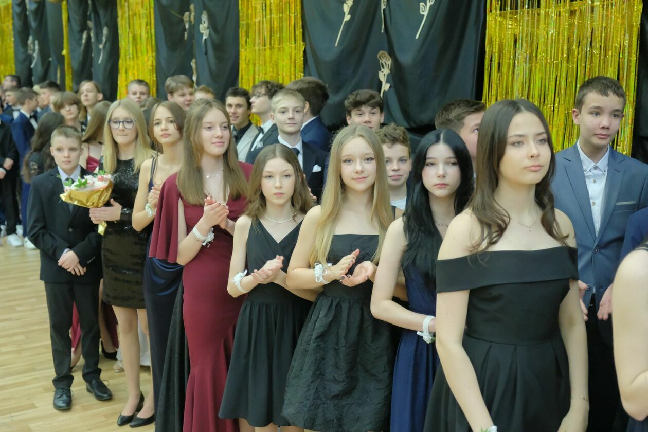  Bal 8-klasistów w Szkole Podstawowej nr 16 w Lublinie (zdjęcie 25) - Autor: DW
