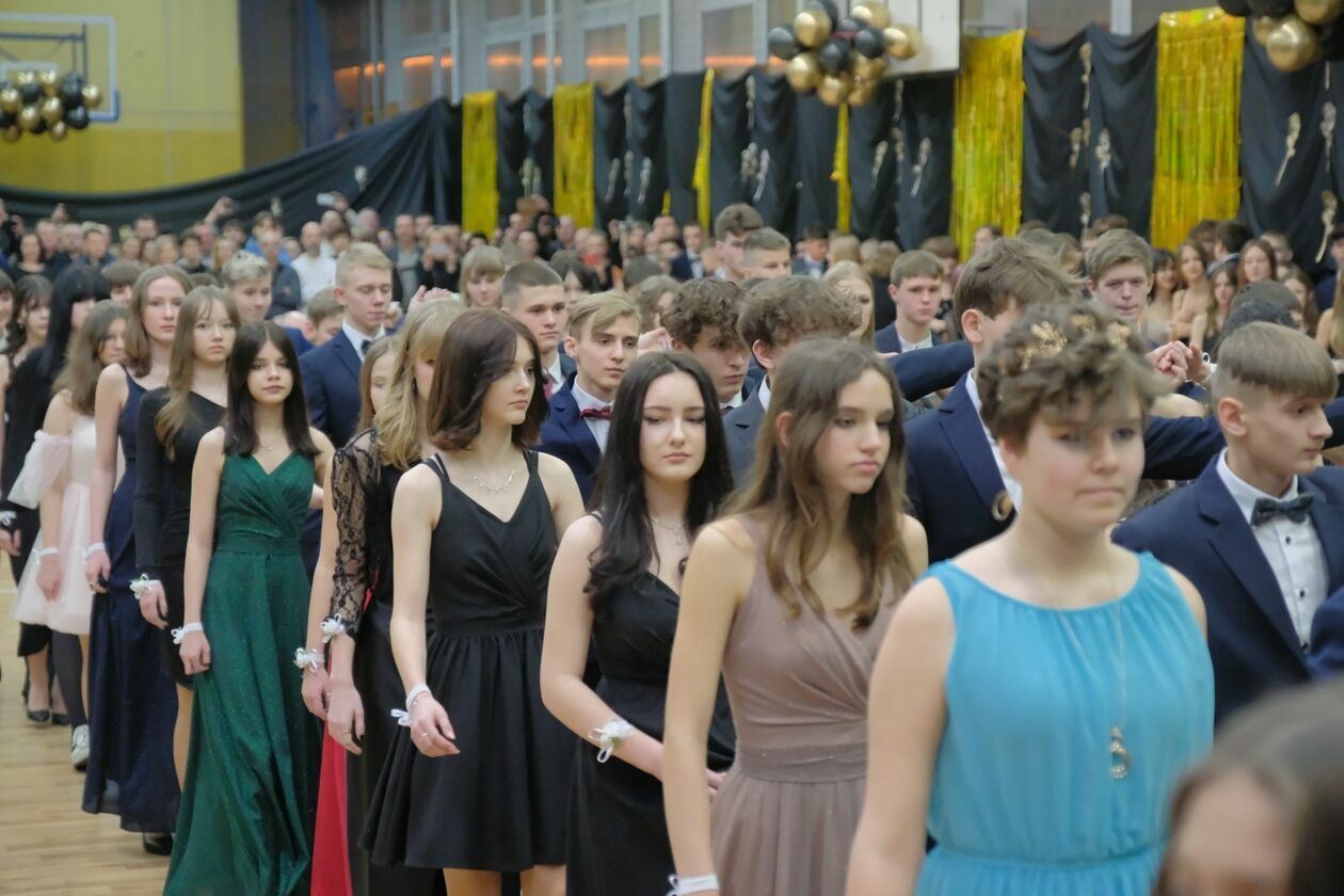  Bal 8-klasistów w Szkole Podstawowej nr 16 w Lublinie (zdjęcie 95) - Autor: DW