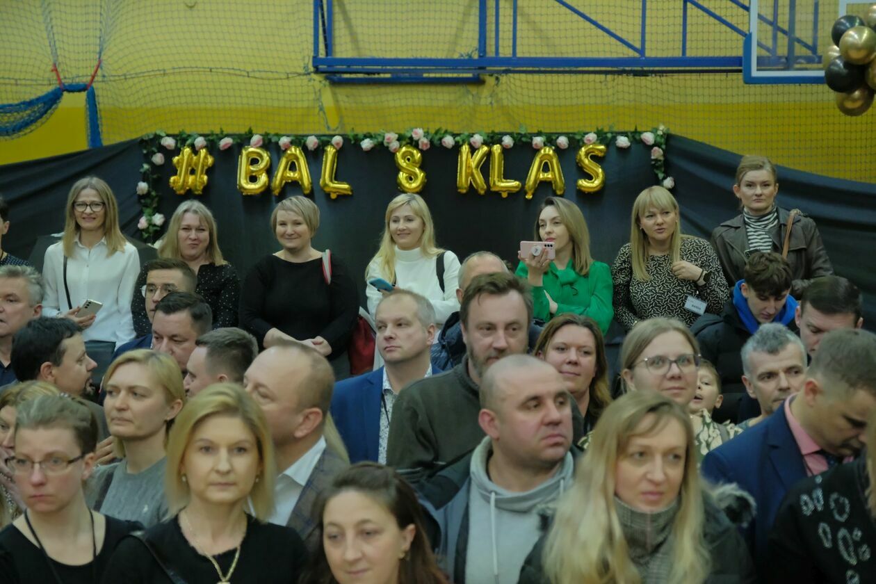  Bal 8-klasistów w Szkole Podstawowej nr 16 w Lublinie (zdjęcie 9) - Autor: DW