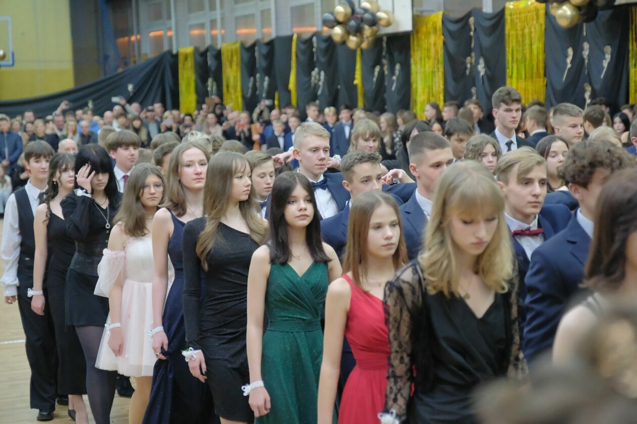  Bal 8-klasistów w Szkole Podstawowej nr 16 w Lublinie (zdjęcie 97) - Autor: DW