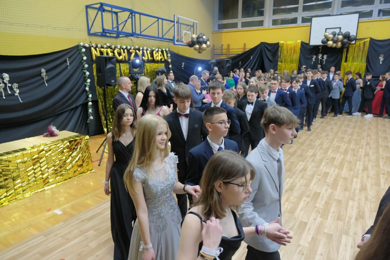  Bal 8-klasistów w Szkole Podstawowej nr 16 w Lublinie (zdjęcie 45) - Autor: DW