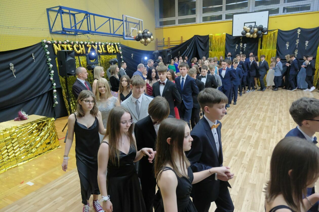  Bal 8-klasistów w Szkole Podstawowej nr 16 w Lublinie (zdjęcie 44) - Autor: DW