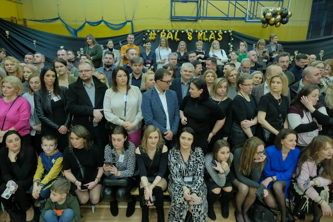  Bal 8-klasistów w Szkole Podstawowej nr 16 w Lublinie (zdjęcie 7) - Autor: DW