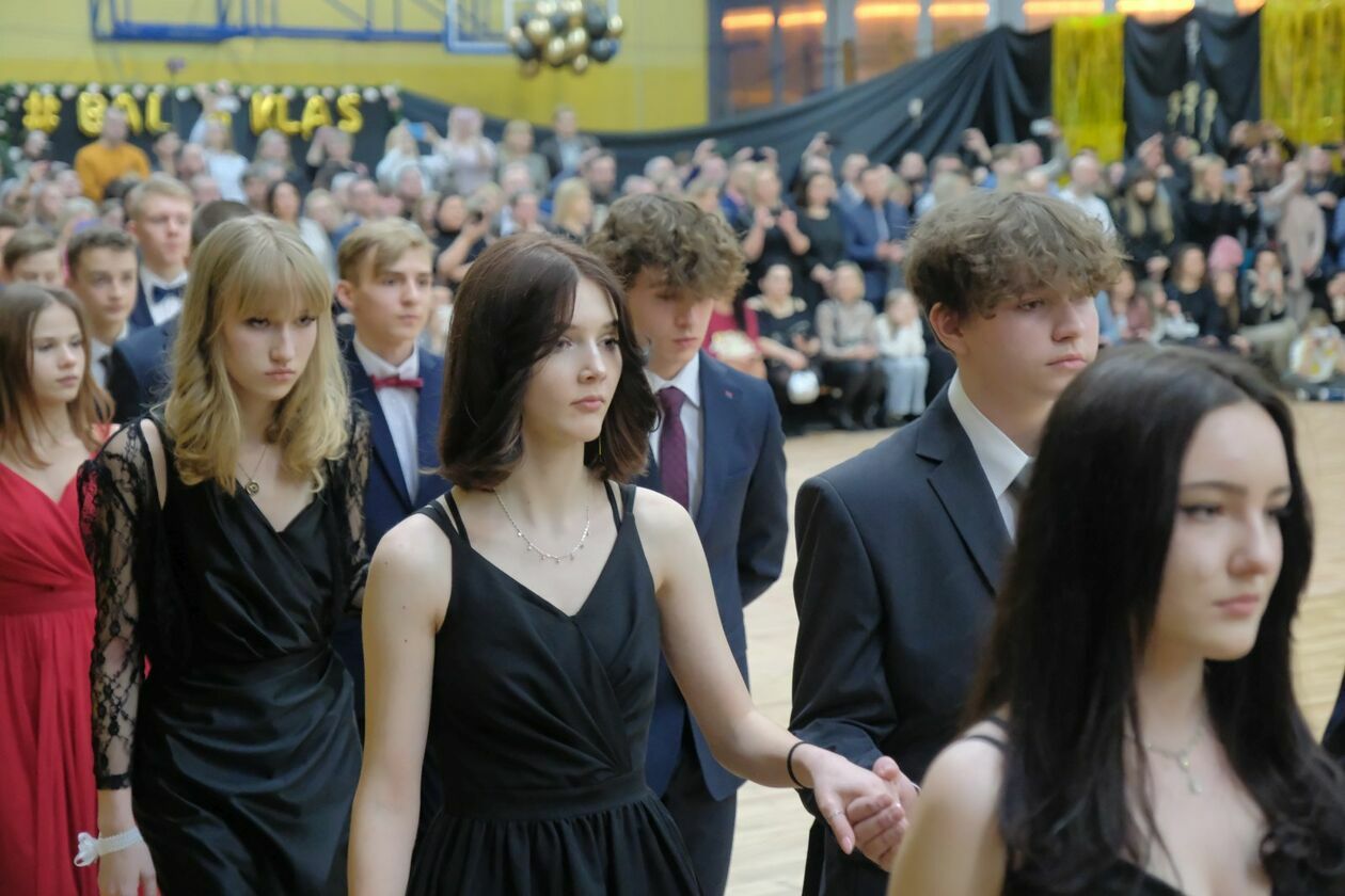  Bal 8-klasistów w Szkole Podstawowej nr 16 w Lublinie (zdjęcie 137) - Autor: DW
