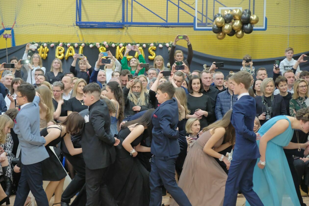  Bal 8-klasistów w Szkole Podstawowej nr 16 w Lublinie (zdjęcie 82) - Autor: DW