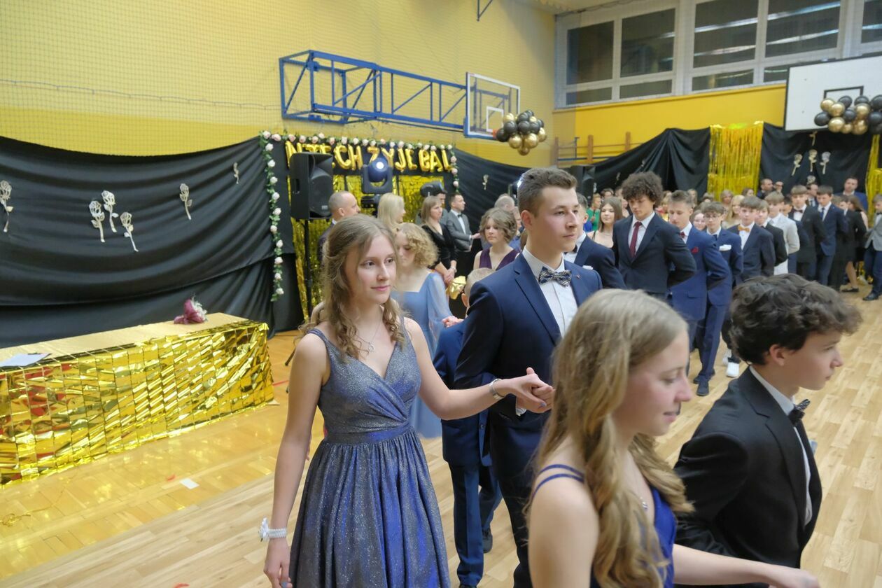  Bal 8-klasistów w Szkole Podstawowej nr 16 w Lublinie (zdjęcie 41) - Autor: DW