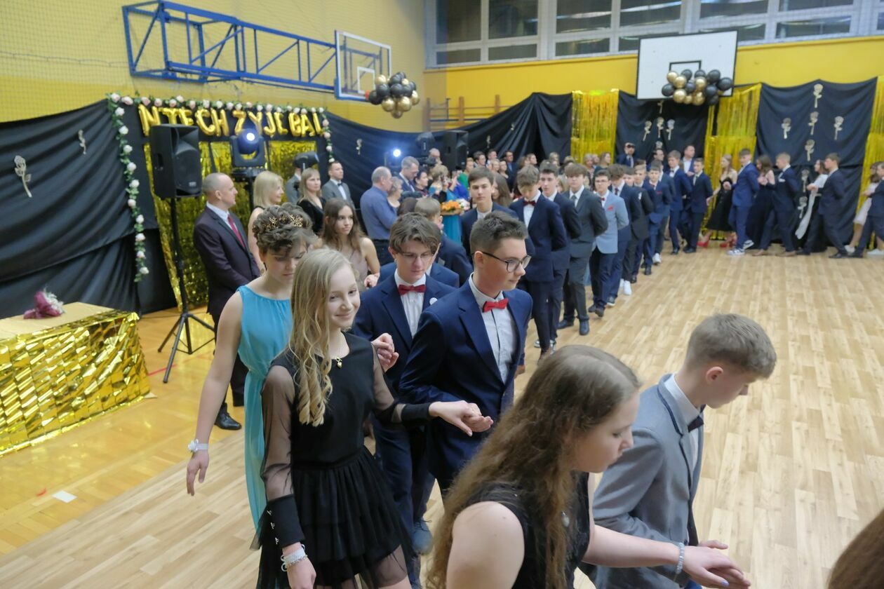  Bal 8-klasistów w Szkole Podstawowej nr 16 w Lublinie (zdjęcie 49) - Autor: DW