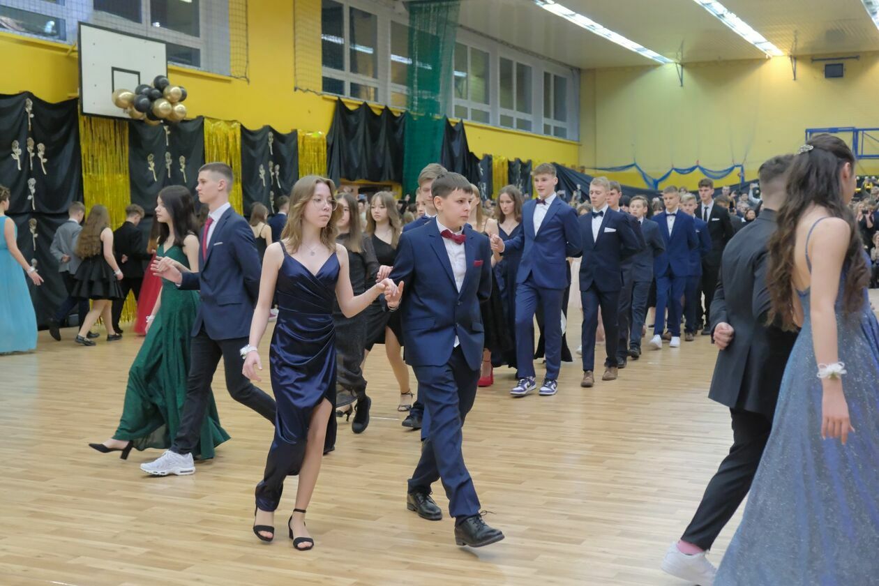 Bal 8-klasistów w Szkole Podstawowej nr 16 w Lublinie (zdjęcie 76) - Autor: DW