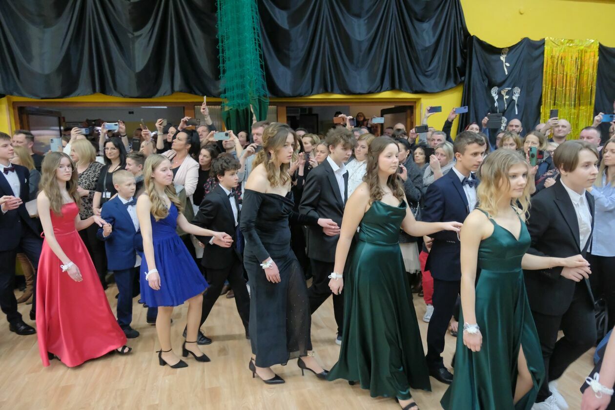  Bal 8-klasistów w Szkole Podstawowej nr 16 w Lublinie (zdjęcie 86) - Autor: DW
