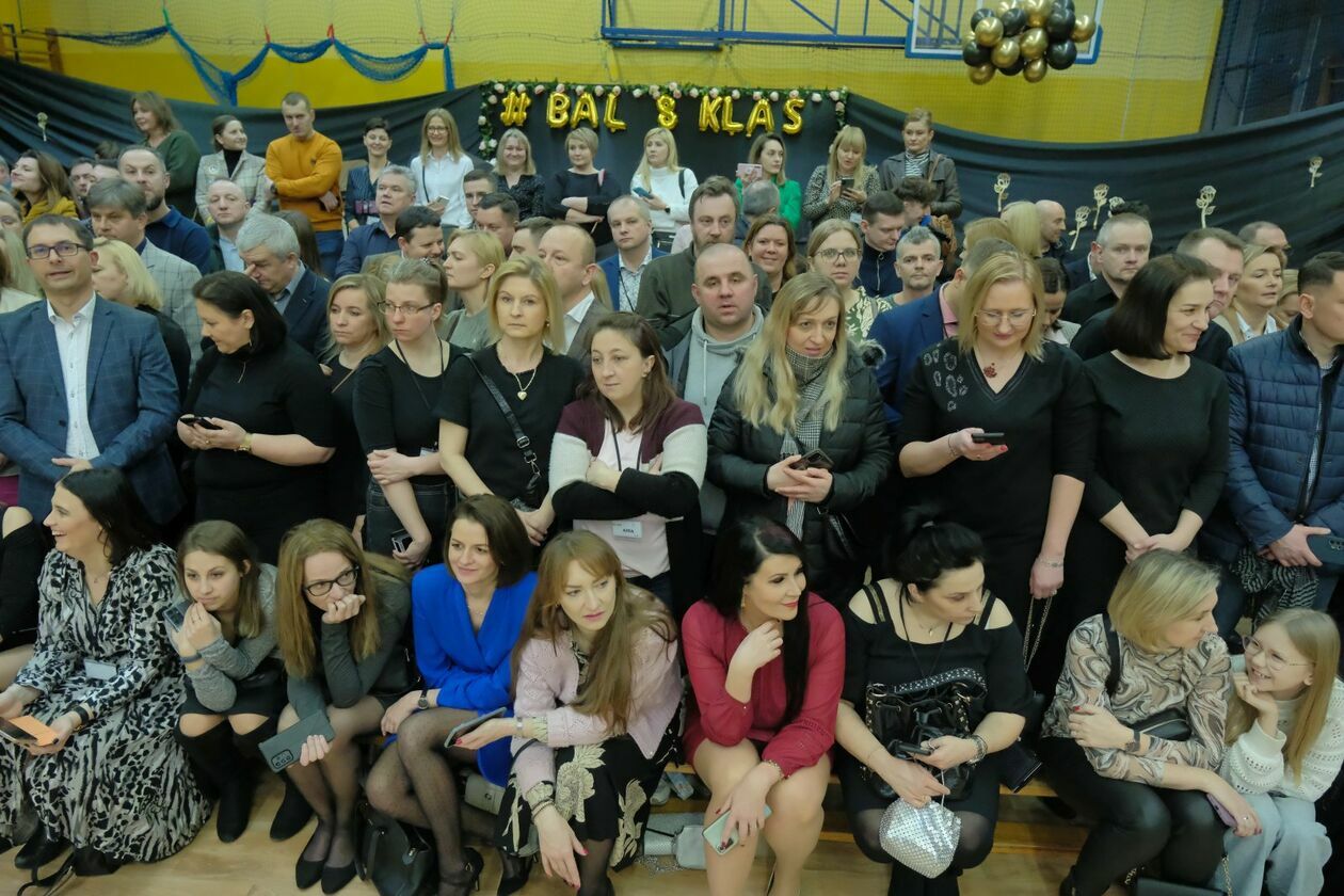  Bal 8-klasistów w Szkole Podstawowej nr 16 w Lublinie (zdjęcie 8) - Autor: DW