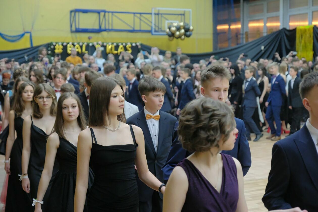  Bal 8-klasistów w Szkole Podstawowej nr 16 w Lublinie (zdjęcie 132) - Autor: DW