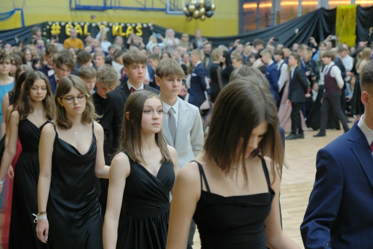  Bal 8-klasistów w Szkole Podstawowej nr 16 w Lublinie (zdjęcie 133) - Autor: DW