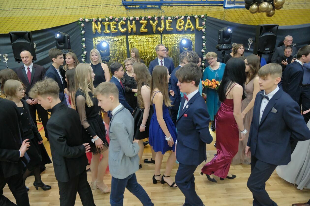  Bal 8-klasistów w Szkole Podstawowej nr 16 w Lublinie (zdjęcie 124) - Autor: DW