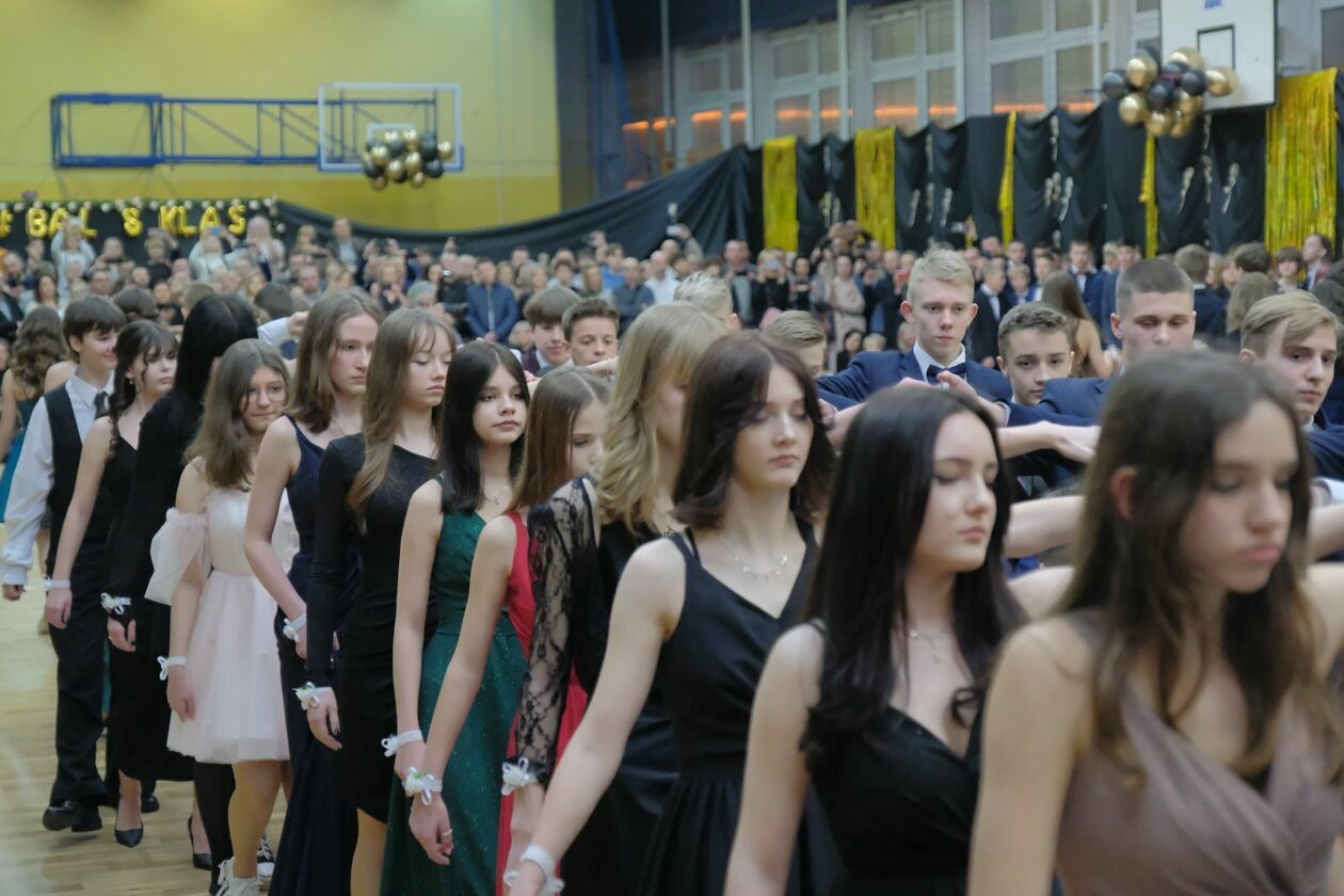  Bal 8-klasistów w Szkole Podstawowej nr 16 w Lublinie (zdjęcie 107) - Autor: DW