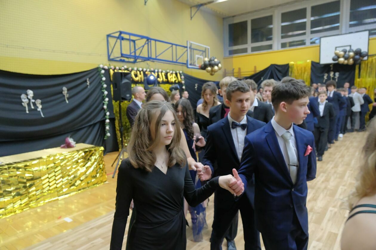  Bal 8-klasistów w Szkole Podstawowej nr 16 w Lublinie (zdjęcie 38) - Autor: DW