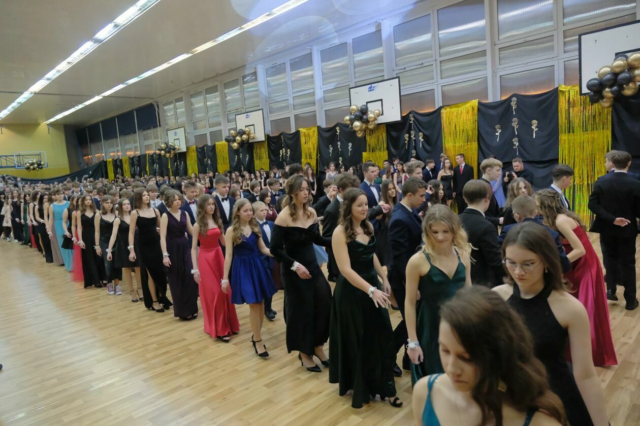  Bal 8-klasistów w Szkole Podstawowej nr 16 w Lublinie (zdjęcie 92) - Autor: DW